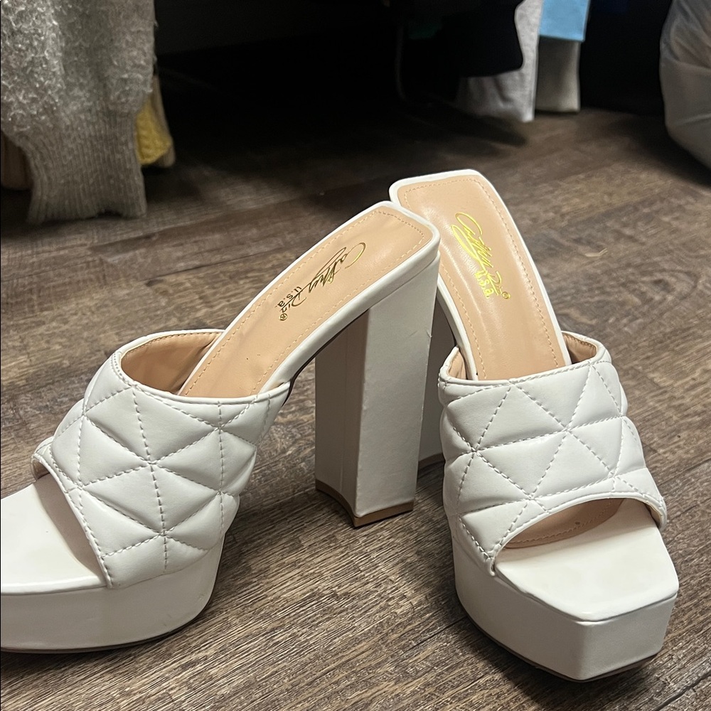 Chic White Quilted Platform Sandals
